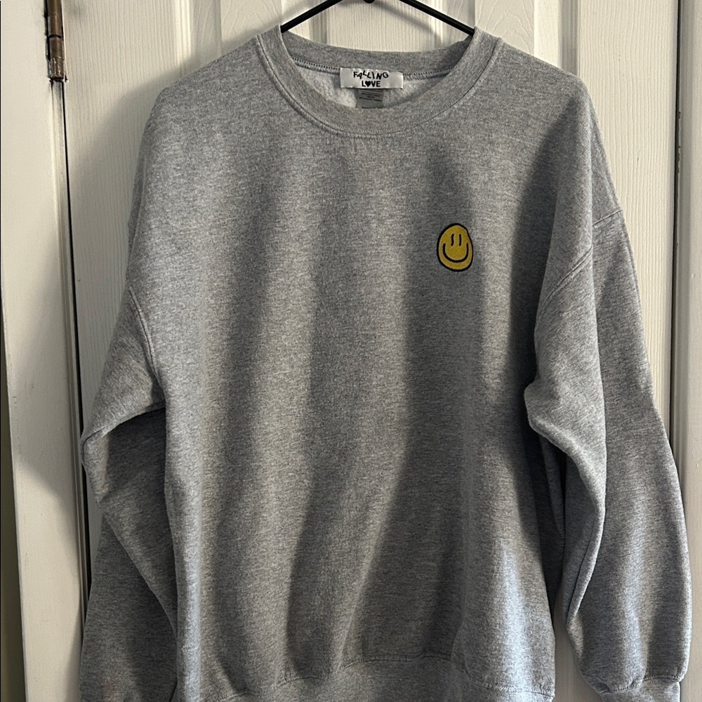 FALLING LOVE  CREWNECK SWEATSHIRT W EMBROIDERED YELOW SMILEY FACE SIZE L